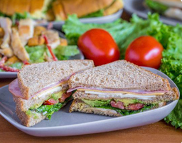 Sándwich de Jamón de Pavo con Aguacate