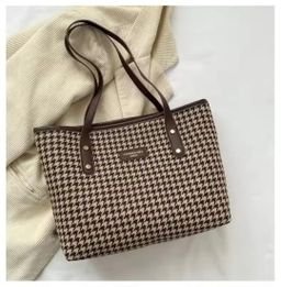 Grameen check tote bag  Zipper system
