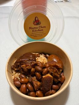 Braised pork trotters rice with peanuts.