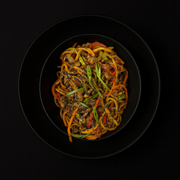 Азиатская соба с ломтиками говядины и овощами в соусе блэк пеппер