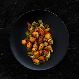 Овощи в азиатском стиле с ломтиками форели