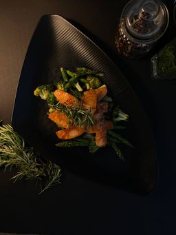 Форель запеченная с зелеными овощами