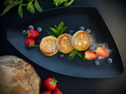 Сырники творожные с ягодами и сгущеным молоком