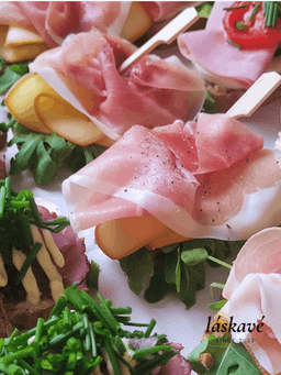 chlebík S ÚDENÝM SYROM A PROŠUTOM