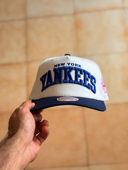 Mitchell & Ness - New York Yankees 'Arch' MVP Snapback Cream 
