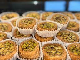 مبرومة بالفستق الحلبي  |  Gerolltes Blätterteig mit Pistazien