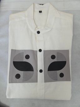 Chemise à trois boutons