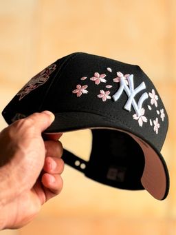 New Era 9Forty -  NY Yankees World Series 2000 Cherry Blossom Black Pink Edition