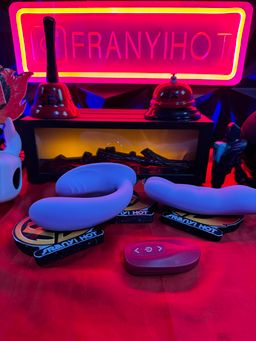 Vibrador de triple estimulación a control remoto 