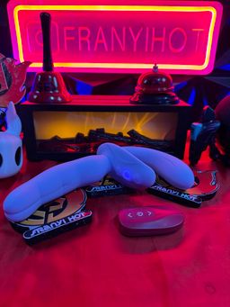 Vibrador de triple estimulación a control remoto 