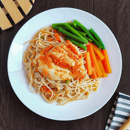 Tallarin rojo con pollo