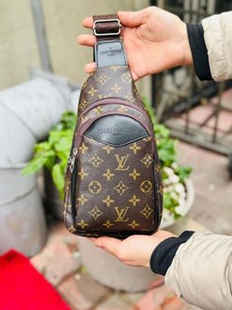 תיק פאוץ׳ לגבר – עיצוב ספורטיבי עם רצועת כתף מתכווננת