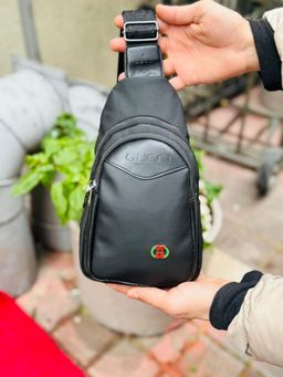 תיק פאוץ׳ לגבר – עיצוב ספורטיבי עם רצועת כתף מתכווננת