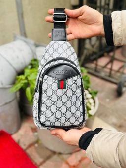 תיק פאוץ׳ לגבר – עיצוב ספורטיבי עם רצועת כתף מתכווננת