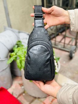 תיק פאוץ׳ לגבר – עיצוב ספורטיבי עם רצועת כתף מתכווננת