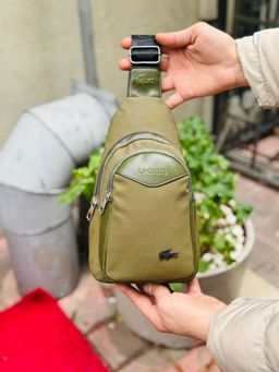 תיק פאוץ׳ לגבר – עיצוב ספורטיבי עם רצועת כתף מתכווננת