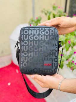 תיק צד קטן לגבר – עיצוב ספורטיבי עם רצועת כתף מתכווננת 