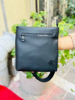 תיק צד קטן לגבר – עיצוב ספורטיבי עם רצועת כתף מתכווננת 