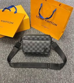 תיק פאוץ׳ לגבר – עיצוב ספורטיבי עם רצועת כתף מתכווננת 