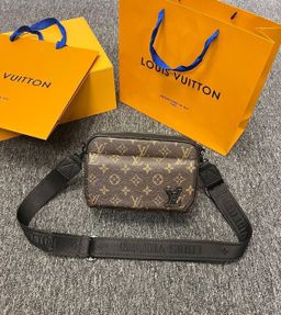 תיק פאוץ׳ לגבר – עיצוב ספורטיבי עם רצועת כתף מתכווננת 