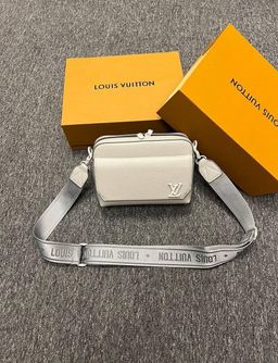 תיק פאוץ׳ לגבר – עיצוב ספורטיבי עם רצועת כתף מתכווננת 