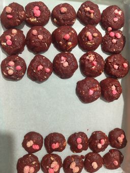 Red Velvet Creamy Cookies