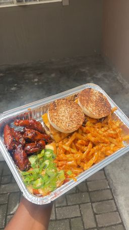 Deluxe platter + Six dunked wings