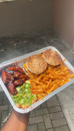 Deluxe platter + Six dunked wings