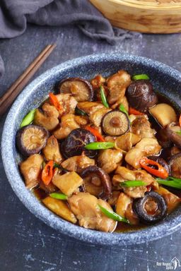 Steamed Chicken with Mushroom Noodle