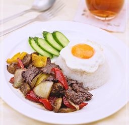 Stir-fried black peper Beef w/rice topped egg เนื้อผัดพริกไทยดำราดข้าว ไข่ดาว 