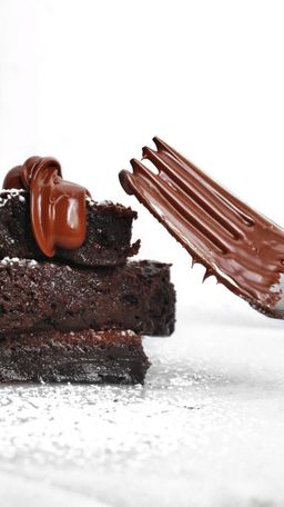 Brownie bites with chocolate sauce 