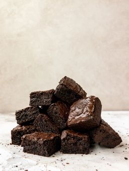 Brownie bites with chocolate sauce 