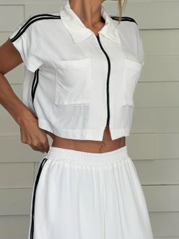 Conjunto NEGRO & BLANCO de dos piezas, Chaqueta de mangas y pantalón con rayas laterales.