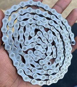 SHIMANO HG601-11 (11-Speed SIL-TEC Chain)