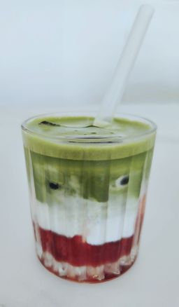 Strawberry Matcha (iced) 