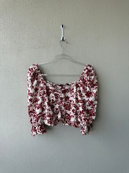 Blusa Crop Top Zara - Estampa Floral y Estilo Romántico