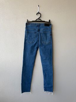 Jean Jazmín Chebar - Modelo Skinny con Ruedo Deshilachado