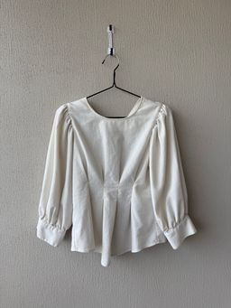 Blusa Plisada con Espalda Abierta - Color Crema