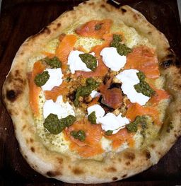 פיצה סלמון וסטראצ'אטלה