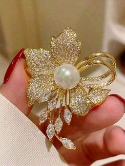 Broche fleur de prestige – Perle nacrée & cristaux scintillants