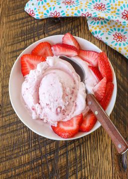 Vanilla strawberry ice cream cup 100ml