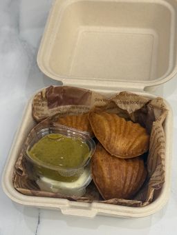 butterdduck5pcs + pistachio sauce, whipped cream