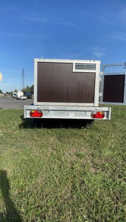 Remolque de plataforma EDUARD con jaula para perros – 2 compartimentos