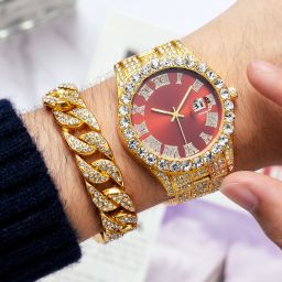 Ensemble de bijoux hip-hop pour hommes avec montre à quartz entièrement sertie de strass - Comprend un collier, un bracelet et un choker sport tendance en alliage