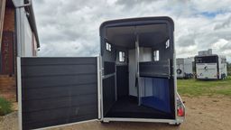 Van 2 places Touring Country + Sellerie – Édition 30 ans Cheval Liberté (Blanc)