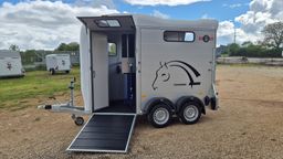 Van 2 places Touring Country + Sellerie – Édition 30 ans Cheval Liberté (Blanc)