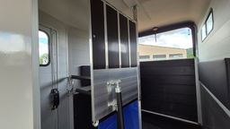 Van 2 places Touring Country + Sellerie – Édition 30 ans Cheval Liberté (Blanc)