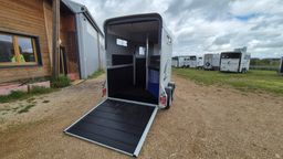 Van 2 places Touring Country + Sellerie – Édition 30 ans Cheval Liberté (Blanc)