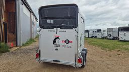 Van 2 places Touring Country + Sellerie – Édition 30 ans Cheval Liberté (Blanc)