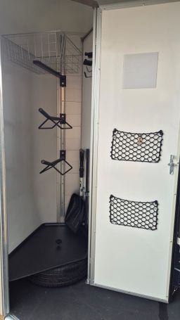 Van 2 places Touring Country + Sellerie – Édition 30 ans Cheval Liberté (Blanc)